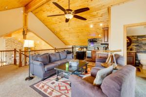 - un salon avec des canapés et un ventilateur de plafond dans l'établissement Hot Tub and Fire Pit Idyllic Getaway in Angel Fire!, à Angel Fire