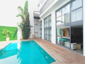 a swimming pool in the backyard of a house at Duplex en San Lorenzo in Seville