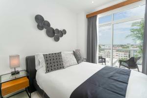 Ένα ή περισσότερα κρεβάτια σε δωμάτιο στο Penthouse with Private Jacuzzi - Three Bedroom