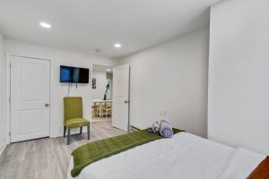 1 dormitorio con 1 cama, 1 silla y 1 mesa en Luxurious 2BD family friendly, central, en Filadelfia