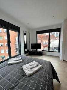 1 dormitorio con 1 cama grande y 2 toallas. en CASTILLA LUXURY B Apartments, en Madrid