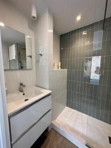 y baño con lavabo y ducha con espejo. en CASTILLA LUXURY B Apartments, en Madrid