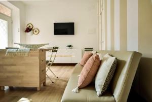 sala de estar con sofá y almohadas en [Double Free Parking] Anna Verrà Cottage, en Marano di Napoli