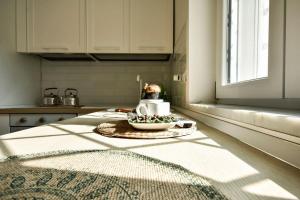 eine Küche mit einer Schale Obst auf einem Tisch in der Unterkunft [Double Free Parking] Anna Verrà Cottage in Marano di Napoli