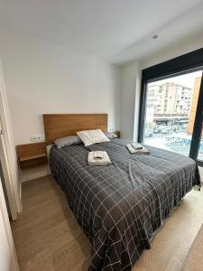 1 dormitorio con 1 cama con 2 toallas en Castilla Luxury 2B Apartment, en Madrid
