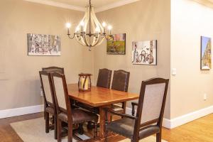 ein Esszimmer mit einem Holztisch und Stühlen in der Unterkunft River Club 105 by Alpine Lodging Telluride in Telluride