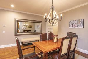 ein Esszimmer mit Tisch und Spiegel in der Unterkunft River Club 105 by Alpine Lodging Telluride in Telluride