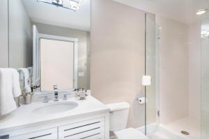 ein weißes Badezimmer mit Waschbecken und Dusche in der Unterkunft River Club 105 by Alpine Lodging Telluride in Telluride + 32 Fotos