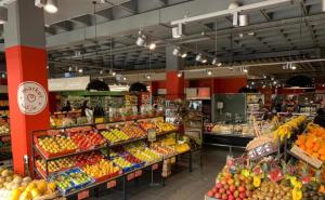 a grocery store filled with lots of fruits and vegetables at Apparemment de luxe Bouznika in Bouznika