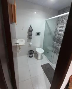 y baño con ducha, aseo y lavamanos. en Sítio Vivendo & Aprendendo, en Tanguá