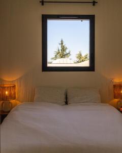 マロセーヌにあるresidentie Gaugin C4のベッドルーム1室(ベッド1台、上部に窓付)