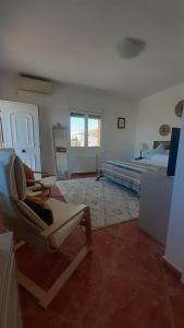 TV a/nebo společenská místnost v ubytování Els Poblets Denia offers Casa Crosby - Private studio within walking distance to the beach