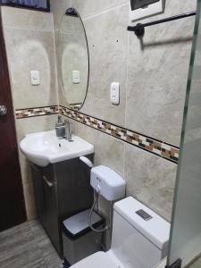 y baño con lavabo, espejo y aseo. en HOME BLESSED II, en Lima