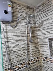 un cabezal de ducha en la pared del baño en HOME BLESSED II, en Lima