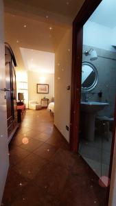 Habitación con baño con lavabo y espejo. en B&B La Dimora, en Sulmona