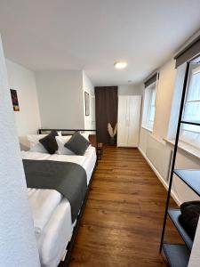 ein Hotelzimmer mit 2 Betten und einem Fenster in der Unterkunft Modernes Apartement am Rhein in ruhiger Lage in Köln