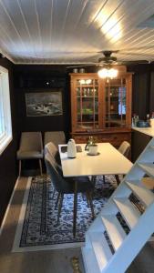 uma sala de jantar com uma mesa branca e cadeiras em Nydelig sted med koselig hytte med Jacuzzi em Sandnes