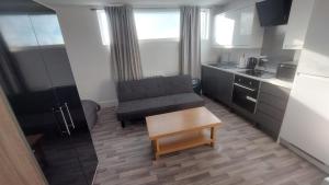 een kleine woonkamer met een bank en een tafel bij Spacious Studio Maidstone - Redecorated Oct 2023 in Maidstone