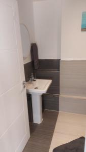 uma casa de banho com um lavatório e um espelho em Spacious Studio Maidstone - Redecorated Oct 2023 em Maidstone