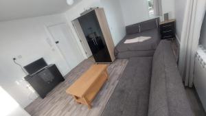 uma pequena sala de estar com um sofá e uma televisão em Spacious Studio Maidstone - Redecorated Oct 2023 em Maidstone