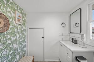 uma casa de banho com um lavatório e um espelho em New & Amazing Parma Home Full Office Room em Parma
