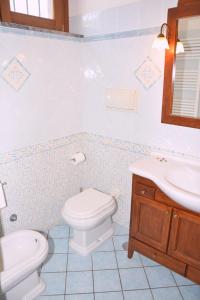 La salle de bains est pourvue de toilettes et d'un lavabo. dans l'établissement La Locanda del Pettirosso, à Agerola