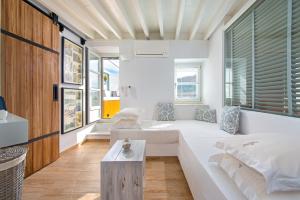 Posteľ alebo postele v izbe v ubytovaní Lindos Allure Villa with Jacuzzi and Acropolis view!!!