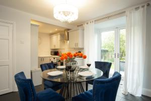 a kitchen and dining room with a table and chairs at Stratford House in Leicester