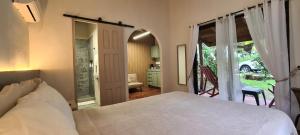 1 dormitorio con 1 cama y puerta a un patio en Vista Coiba Villas & Restaurant en Santa Catalina