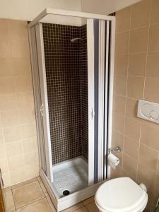サンタ・マリア・アル・バーニョにあるBlue Paradiseのバスルーム(シャワー、トイレ付)