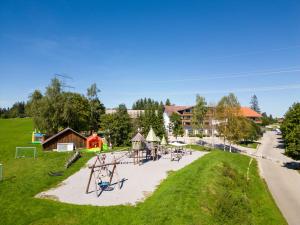 una vista aerea su un parco con parco giochi di Familienhotel Löwen a Nesselwang