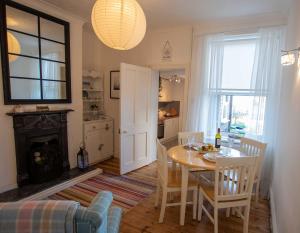 een keuken en eetkamer met een tafel en een open haard bij Avocet House Hunstanton 250m from the sea in Hunstanton
