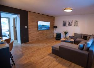 ein Wohnzimmer mit einem Sofa und einem Tisch in der Unterkunft Apartman Matea in Slavonski Brod