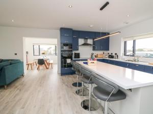 een keuken met blauwe kasten en een aanrecht bij Old Field House in New Ross