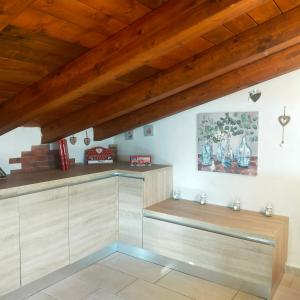 una cucina con soffitti in legno e ripiani in legno di Il Glicine a Labico