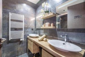 baño con 2 lavabos y espejo grande en Splendide Villa Lilya, en Marrakech