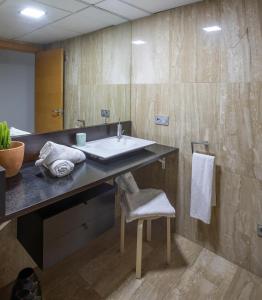 y baño con lavabo y espejo. en Alhamar Granada centro, en Granada