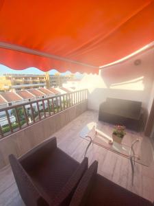 Balcón con sofá, mesa y vistas en Ocean Park 7th floor sea and pool view, en Adeje