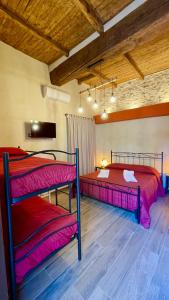 1 dormitorio con 2 literas y TV en Le Dimore dei Ritaldi, en Castel Ritaldi