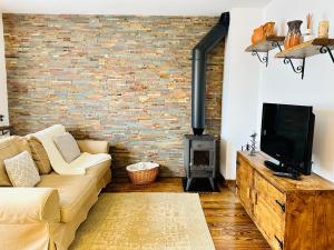 - un salon avec un canapé et une cheminée dans l'établissement BO1- IMMOVALL SANT JOAN BOI, à Bohí