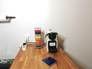eine Kaffeemaschine auf einem Holztisch in der Unterkunft 3 Pièces à Saint-Ouen (Métro 13/14) in Saint-Ouen + 5 Fotos