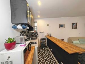 uma pequena cozinha com bancada num quarto em 3 Pièces à Saint-Ouen (Métro 13/14) em Saint-Ouen