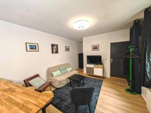 ein Wohnzimmer mit Sofa und Tisch in der Unterkunft 3 Pièces à Saint-Ouen (Métro 13/14) in Saint-Ouen