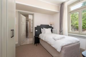 Llit o llits en una habitació de Villa Carona Hotel & Spa