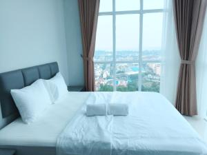 เตียงในห้องที่ Formosa Spacious Apartments with Netflix & Free Shuttle by MESA