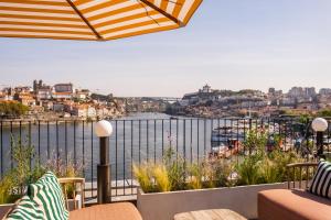 加亚新城The Rebello Hotel & Spa - Small Luxury Hotels Of The World的可欣赏水景的阳台