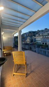 dois bancos sentados no telhado de um edifício em La casa di Toto em Nápoles