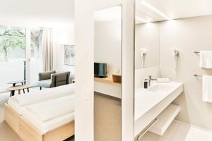 圣加仑Newstar Hotel (Free Parking)的带水槽和镜子的浴室