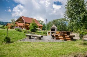 ein Blockhaus mit einer Bank und einem Pavillon in der Unterkunft Drevenice TriMount in Liptovský Mikuláš