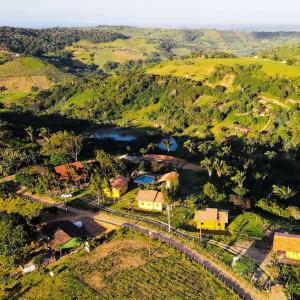 巴納內拉斯的住宿－Chalés Samambaia，享有小山和河流上村庄的空中景色